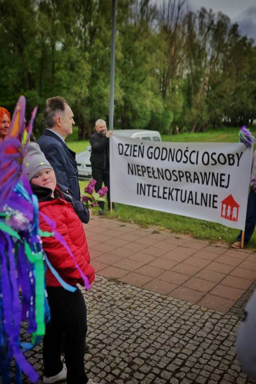 Uczestnicy podczas parady Dnia równości. Widok na baner.