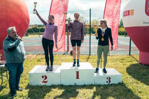 Laureatki w kategorii Kobiet na podium z pucharami w rękach.