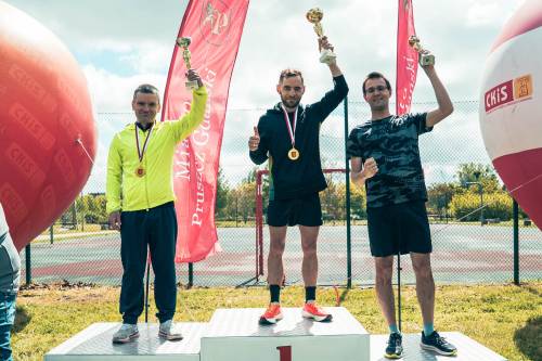 Laureaci w kategorii Mężczyzn na podium z pucharami w rękach.