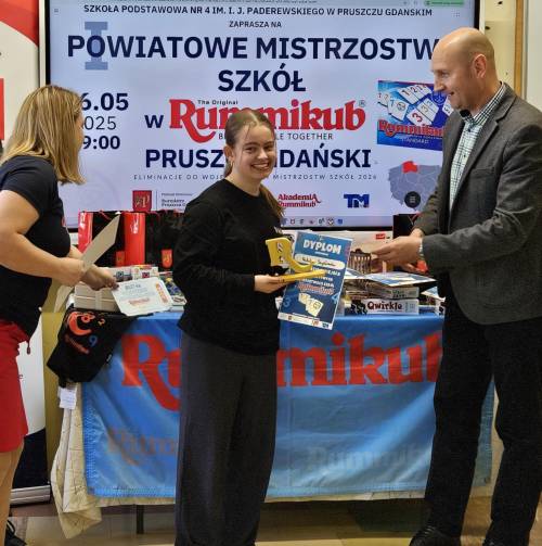 Dzieci i organizatorzy podczas wręczania nagród.