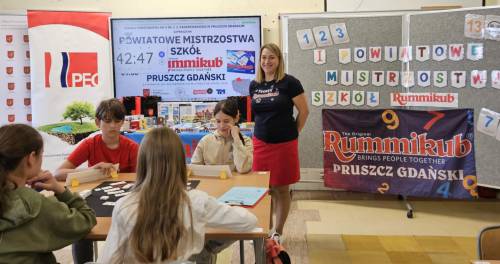 Uczestnicy podczas zmagań przy stolikach.