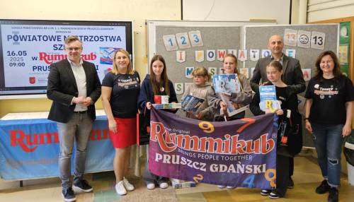 Dzieci i organizatorzy podczas wręczania nagród.