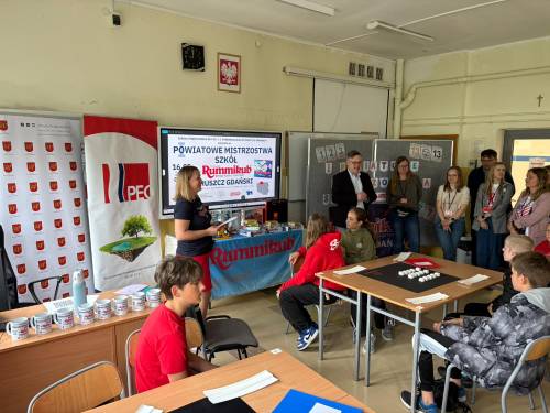 Uczestnicy podczas zmagań przy stolikach.