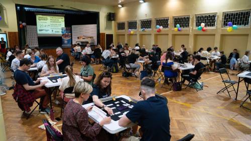 Uczestnicy II Mistrzostw Pruszcza Gdańskiego w Rummikub o Puchar Burmistrza podczas rozgrywek