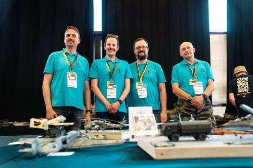 Czterej panowie - organizatorzy festiwalu Sztuki Modelarskiej i modele różnych pojazdów