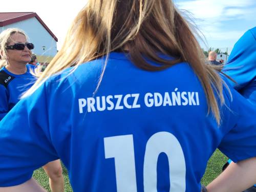 Zbliżenie na tył koszulki z napisem Pruszcz Gdański.