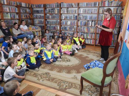 Dzieci siedzące na dywanie w bibliotece podczas Festiwalu Książki Dziecięcej