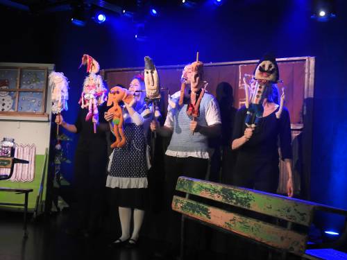 Przedstawienie Teatru Czwarte Miasto Szkolne przygody Tosi i Plastusia; na scenie kilkoro bohaterów