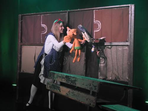Przedstawienie Teatru Czwarte Miasto Szkolne przygody Tosi i Plastusia; na scenie aktorka i maskotka Plastuś
