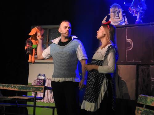 Przedstawienie Teatru Czwarte Miasto Szkolne przygody Tosi i Plastusia; na scenie aktorka i aktor z Plastusiem