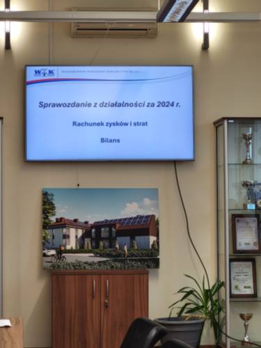 Widok na ekran z prezentacją działalności spółki.