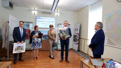 Wręczenie upominku i kwiatów.