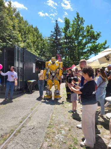 Ludzie fotografują Bumblebee - Autobota z serii Transformers
