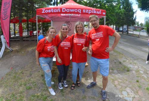 Stoisko Fundacji DKMS, na zdjęciu cztery osoby z fundacji