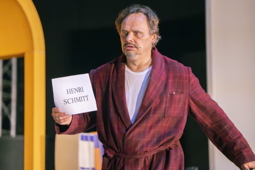 Przedstawienie teatralne Kim jest pan Schmitt? Na scenie aktor Teatru Wybrzeże