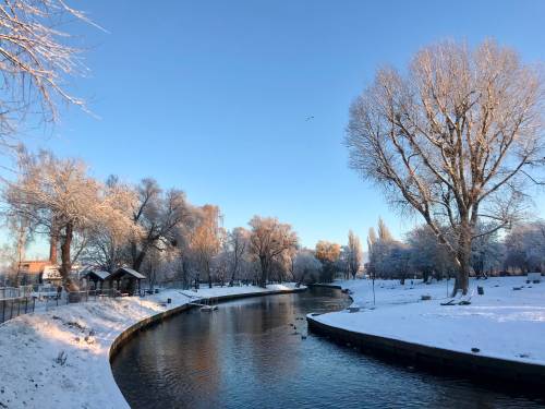 Rzeka Radunia zimą.