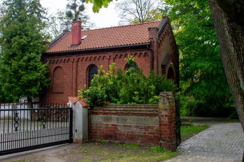 Mały budynek z cegły.