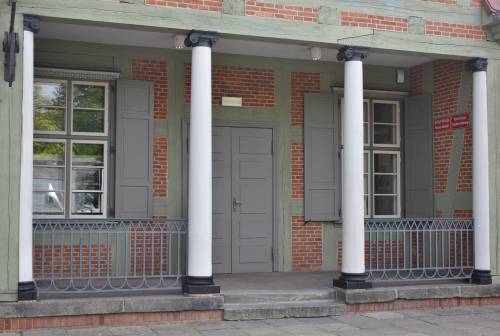 Zbliżenie na wejście do Domu Wiedemanna.