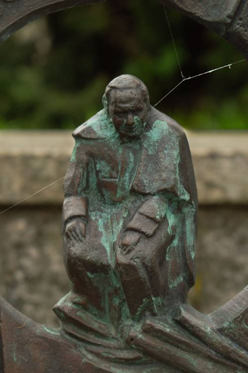 Zbliżenie na rzeźbę Jana Pawła II.