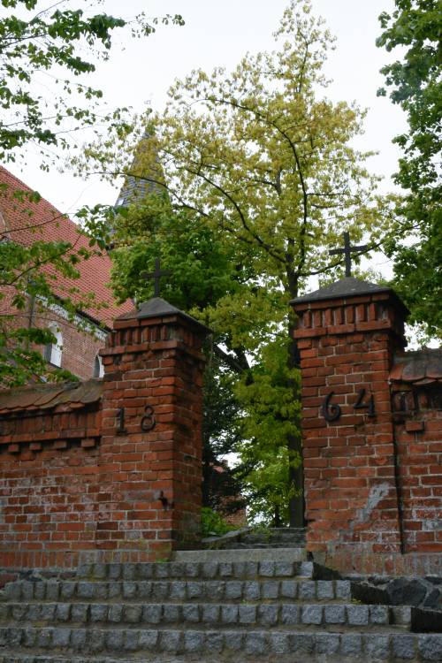 Stary ceglany mur przed kościołem.