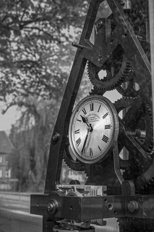 Zbliżenie na zegar - zdjęcie czarni-białe.