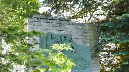 Detal - tablica pamiątkowa przy dworcu PKP.