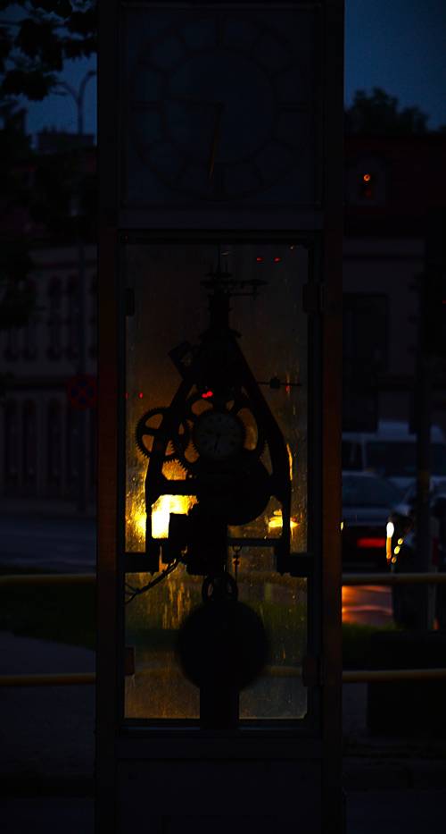 Pruszcz Gdański nocą - zegar.