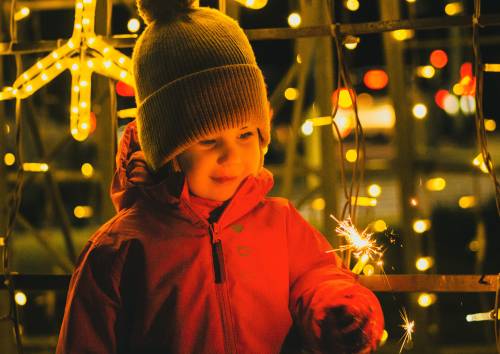 Pruszcz Gdański nocą - dziecko z zimnymi ogniami.