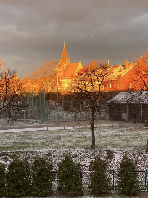 Światło dzieli zdjęcie na pół.