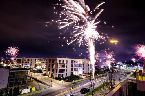 Pruszcz Gdański nocą - wybuch fajerwerku nad blokami.