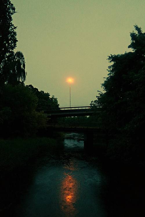 Zmierzch - mostek nad Radunią.