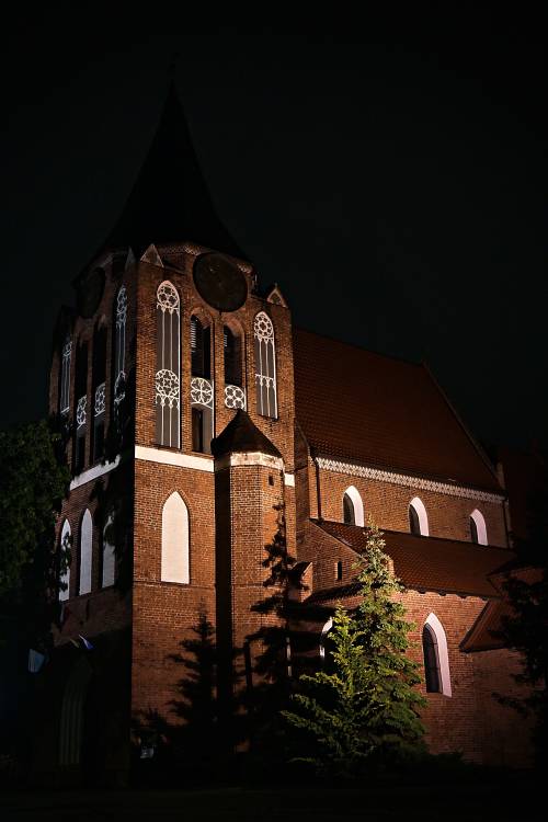 Pruszcz Gdański nocą - kościół pw. Krzyża Świętego.