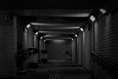 Pruszcz Gdański nocą - tunel pod torami.