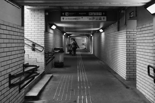 Tunel pod torami - zdjęcie czarni-białe.
