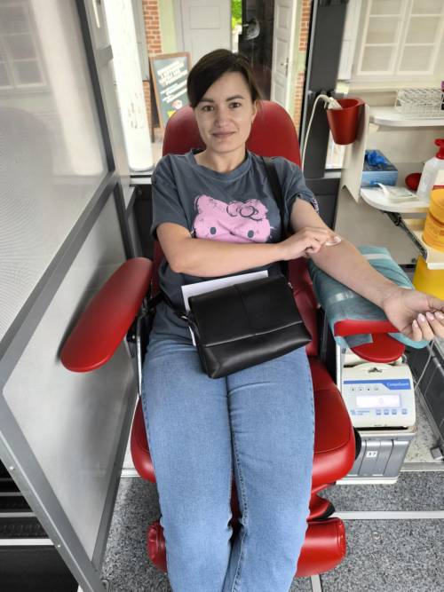 Uczestniczka podczas oddawania krwi w busie.