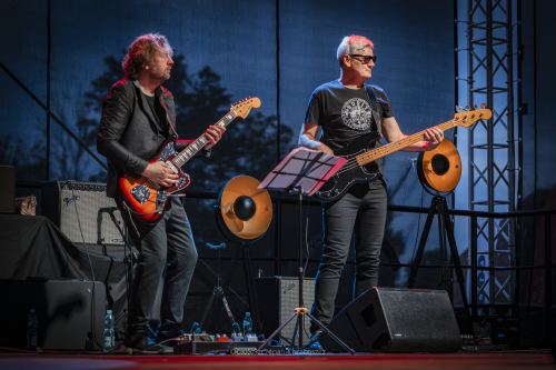 Na scenie dwaj gitarzyści z zespołu Krystyny Giżowskiej