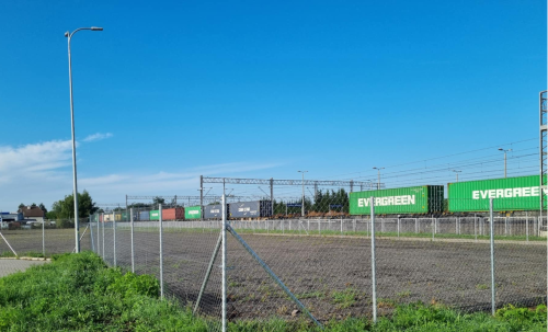 Ogrodzona działka, na której powstanie nowy parking