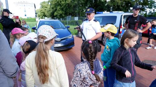 Dzieci słuchają opowieści pani strażnik