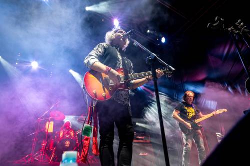Wokalista zespołu T.REX z gitarą - na scenie