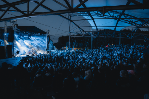Koncert zespołu T.REX - widać publicznść zgromadzoną w amfiteatrze
