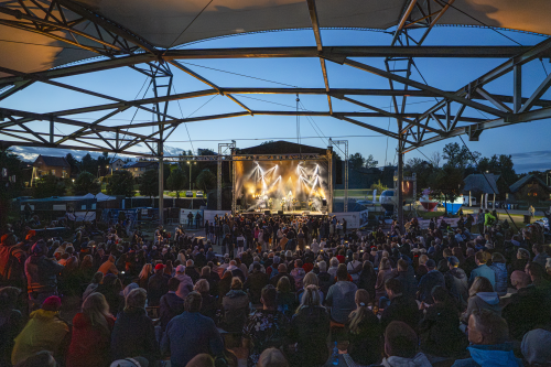 Koncert zespołu T.REX - na pierwszym planie publiczność zgromadzona w amfiteatrze