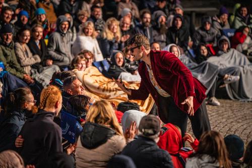 Publiczność oglądająca spektakl Wsopotowzięci i aktor Teatru Wybrzeże