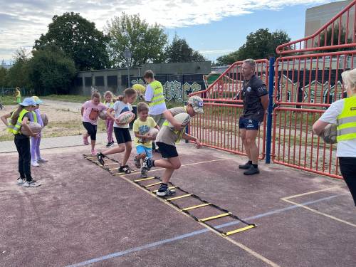 Zabawy ruchowe z drabinką i piłką do rugby