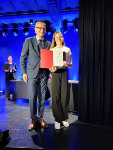 Burmistrz Pruszcza Gdańskiego Janusz Wróbel wraz ze stypendystką po wręczeniu dyplomu.