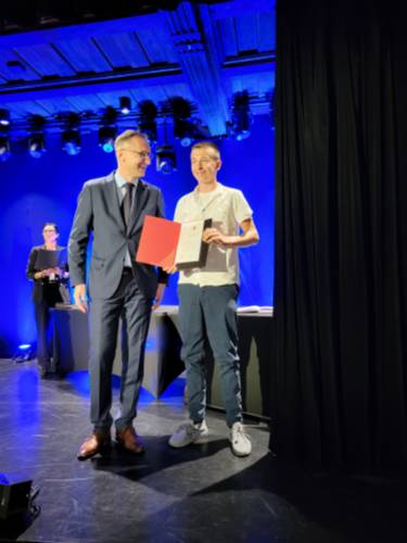 Burmistrz Pruszcza Gdańskiego Janusz Wróbel wraz z laureatem po wręczeniu dyplomu.