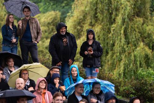 Zadowolona publiczność na kabaretonie - pomimo deszczu