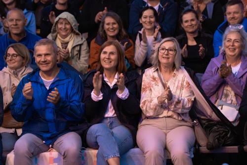 Widownia zgromadzona na kabaretonie