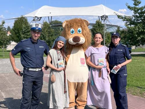 Funkcjonariusze Policji i panie animatorki w towarzystwie lwa Pruszka