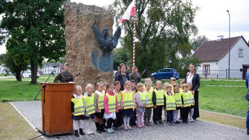 Żołnierze i goście podczas uroczystości.