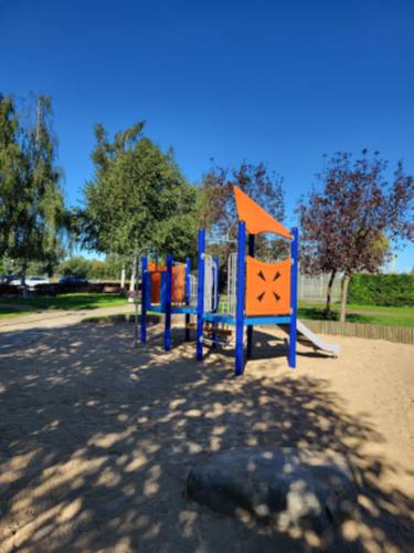 Przestrzeń placu zabaw po modernizacji.